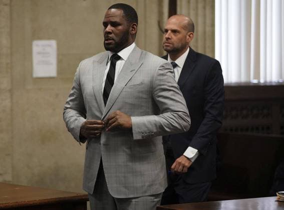 August 16, 2022: R. Kelly, left, stands in court before Judge Lawrence Flood at Leighton Criminal Court Building in Chicago on June 6, 2019. - ZUMAm67_ 20220816_zaf_m67_002 Copyright: xE.xJasonxWambsgansx