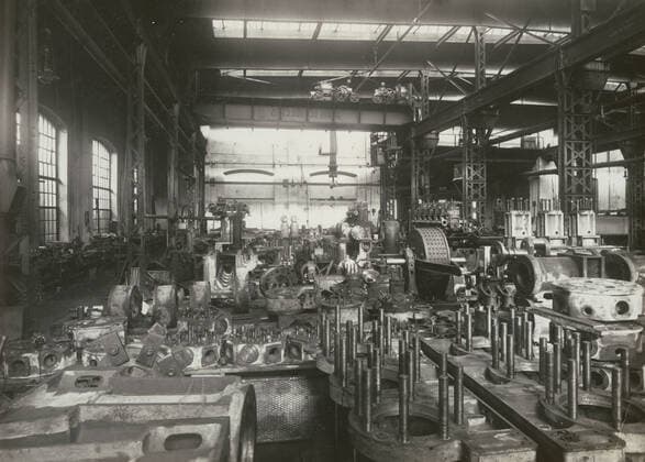 Diesel engines, possibly at AEG s turbine factory in Berlin. Copyright: xpiemagsx teckn030421-19795 !ACHTUNG AUFNAHMEDATUM GESCHÄTZT!