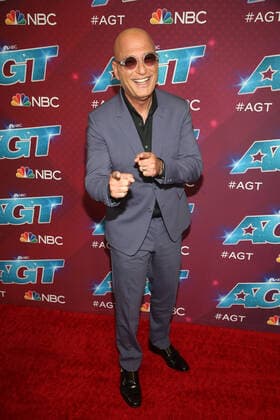 16 August 2022 - Pasadena, California - Howie Mandel. Red Carpet For America s Got Talent Season 17 Live Show held at Sheraton Pasadena Hotel in Pasadena. Photo Credit: AdMedia 283244 2022-08-16 CA Pasadena Etats-Unis  Copyright: xAdMediax STAR_283244_041