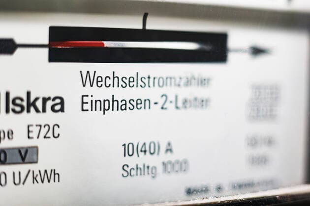Gasumlage und Energiekosten, Symbolbilder Strom- und Gaspreise steigen weiter Symbollbild: Stromzähler. Die Energiekrise hat Deutschlang voll im Griff. Nun soll die Gasumlage angeschlagenen Energiekonzernen helfen wieder finanziell auf die Beine zu kommen. Ab 01.10.22 sollen Endkunden für jede Kilowattstunde 2,4 Ct mehr zahlen. * Symbol image: Electricity or gas meter. The energy crisis has Germany in its grip. Now the gas levy is to help stricken energy companies get back on their feet financially. From 01.10.22 end customers are to pay 2.4 Ct more for each kilowatt hour. Aachen NRW Germany Copyright: xPieroxNigrox