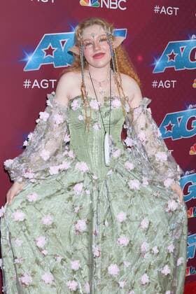 August 16, 2022, Pasadena, CA, USA: LOS ANGELES - AUG 16: Freckled Zelda at the America s Got Talent Season 17 - Live Show Red Carpet at Pasadena Sheraton Hotel on August 16, 2022 in Pasadena, CA Pasadena USA - ZUMAnc22 20220816_zaa_nc22_003 Copyright: xKathyxHutchinsx