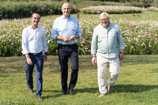 23.07.2022,Beelitz,Brandenburg,Deutschland,GER,Sommer-Tourismus-Pressefahrt mit (m.) Ministerpräsident Dietmar Woidke (SPD),(l.) Landrat Marko Köhler, (r.) Bürgermeister von Beelitz Bernhard Knuth auf dem Gelände der Landesgartenschau (LAGA) *** 23 07 2022,Beelitz,Brandenburg,Germany,GER,summer tourism press trip with m Minister President Dietmar Woidke SPD , l District Administrator Marko Köhler, r Mayor of Beelitz Bernhard Knuth on the grounds of the State Garden Show LAGA