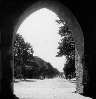 Light image, photography from the Nordic architecture meeting on Gotland 1920. View from port in the ring wall, Visby. Copyright: xpiemagsx teckn030421-4119 !ACHTUNG AUFNAHMEDATUM GESCHÄTZT!