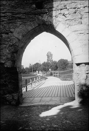 Light image, photography from the Nordic architecture meeting on Gotland 1920. View through port in the ring wall, Visby. Copyright: xpiemagsx teckn030421-4147 !ACHTUNG AUFNAHMEDATUM GESCHÄTZT!