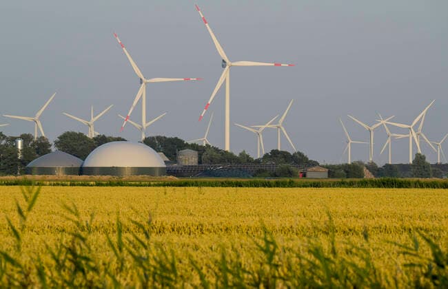 Germany, wind energy GERMANY, Biogas plant and windfarms *** DEUTSCHLAND, Schleswig-Holstein, Reußenkoog, Hof mit Biogas und Windkraftanlagen, Weizenfeld Bredstedt Schleswig-Holstein Germany