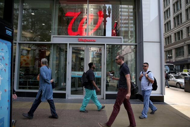 August 17, 2022: People walk past the Walgreens store at State and Randolph Streets in Chicago. Pharmacy operators CVS, Walmart and Walgreens must pay a combined $650.6 million to two Ohio counties to address the damage done by the opioid epidemic, a federal judge ruled Wednesday. Chicago USA - ZUMAm67_ 20220817_zaf_m67_005 Copyright: xNancyxStone ChicagoxTribunex
