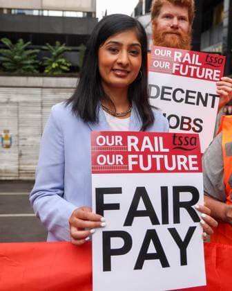. 18 08 2022. London, United Kingdom. National Rail Strike. Zarah Sultana on the picket line at Euston Station as up to 40,000 members of the RMT union & Transport Salaried Staffs Association, TSSA take industrial action over pay and conditions.  xMartynxWheatleyx xi-Imagesx IIM-23686-0005