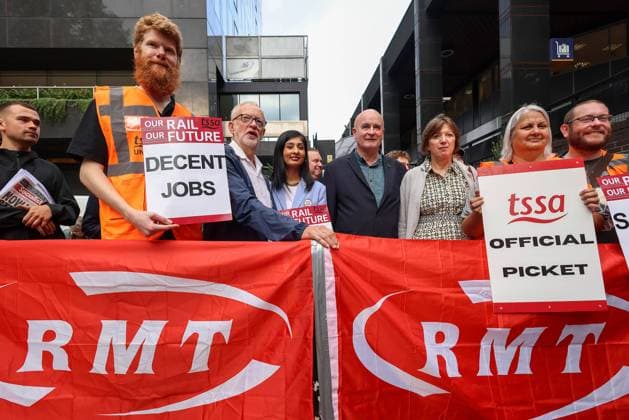 . 18 08 2022. London, United Kingdom. National Rail Strike. Jeremy Corbyn, Zarah Sultana & Mick Lynch on the picket line at Euston Station as up to 40,000 members of the RMT union & Transport Salaried Staffs Association, TSSA take industrial action over pay and conditions.  xMartynxWheatleyx xi-Imagesx IIM-23686-0012