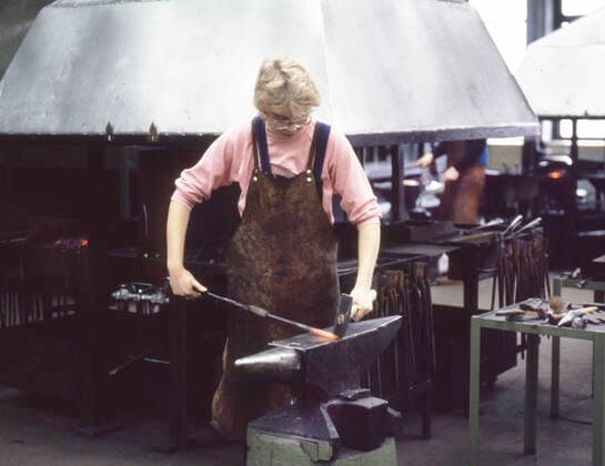 Menschen,Orte und Ereignisse im Jahr 1982-5 Wolfsburg. Mädchen im Männerberuf als Azubi bei VW ca. 1972 NRW *** People,places and events in 1982 5 Wolfsburg girl in a mans job as an apprentice at VW ca 1972 NRW