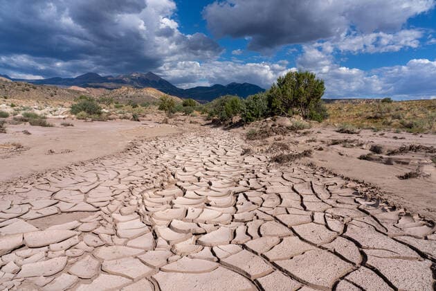 Creative Highlights World Cracked mud in a dry wash after post-burn flash flooding after vegetation loss from a wildfire in the mountains. Moab, Utah. Copyright: xJonxG.xFullerx 5008-JGF-natural disasters-flash flooding-US-UT