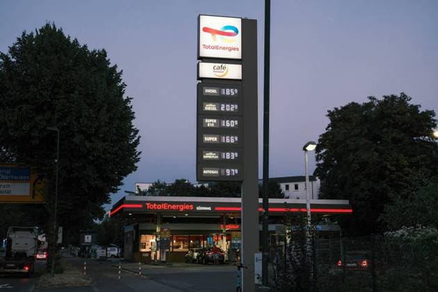 Düsseldorf 18.08.2022 Total Tankstelle Logo Schriftzug Leuchtreklame Benzinpreis Benzin Treibstoff Preiserhöhung Rohöl-Knappheit Diesel Zapfsäule Zapfhahn Ölpreis Inflation Autogas Erdgas Gas-Pipeline North Nord Stream-2 Pipeline Gazprom Naftohas Ukraine-Krise Putin Russland Krieg Gaspipeline Pendlerpauschale Energiepauschale Energiepreispauschale LKW-Diesel Betankung Tankvorgang Rohölverknappung Düsseldorf Nordrhein-Westfalen Deutschland *** Dusseldorf 18 08 2022 Total gas station logo lettering neon sign gasoline price petrol fuel price increase crude oil shortage diesel gas pump pump tap oil price inflation autogas natural gas pipeline North Nord Stream 2 pipeline Gazprom Naftohas Ukraine crisis Putin Russia war gas pipeline com