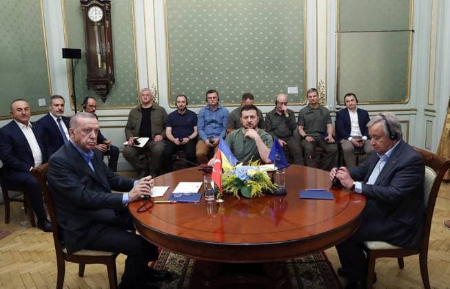 Ukraine-Krieg, Jahrestag der Invasion, Persönlichkeiten besuchen die Ukraine, Archivbilder Bilder des Jahres 2022, News 08 August News Themen der Woche KW33 News Bilder des Tages Turkish President Tayyip Erdogan (L), Ukrainian President Volodymyr Zelensky (C) and UN Secretary-General Antonio Guterres (R) meet in Lviv, Ukraine, on Thursday, August 18, 2022. Turkey s President Recep Tayyip Erdogan and UN chief Antonio Guterres were convening in the western city of Lviv. The two were key brokers of a deal last month with Moscow and Kyiv allowing the resumption of grain exports from Ukraine after Russia s invasion blocked essential global supplies.  UKR2022081801 TurkishxPresidentxPressxOffice