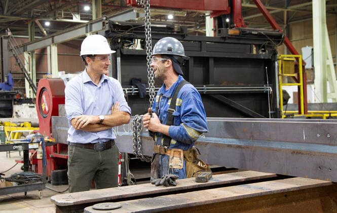 News Bilder des Tages August 18, 2022, New Richmond, PQ, CANADA: Prime Minister Justin Trudeau, left, tours headquarters of Fabrication Delta, a company that makes wind turbine towers and other large steel structures in New Richmond, Quebec on Thursday Aug. 18, 2022. Trudeau continued his summer politicking tour Thursday with a trip to Quebec s Gaspe Peninsula. New Richmond CANADA  - ZUMAc35_ 20220818_zaf_c35_032 Copyright: xRonxWardx