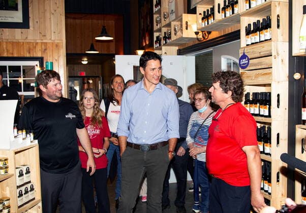 August 18, 2022, St-Simeon, PQ, CANADA: Prime Minister Justin Trudeau, centre, tours Ferme Bourdages farm s retail market and its winemaking facility in St-Simeon, Quebec on Thursday Aug. 18, 2022. Trudeau continued his summer politicking tour Thursday with a trip to Quebec s Gaspe Peninsula. St-Simeon CANADA  - ZUMAc35_ 20220818_zaf_c35_038 Copyright: xRonxWardx