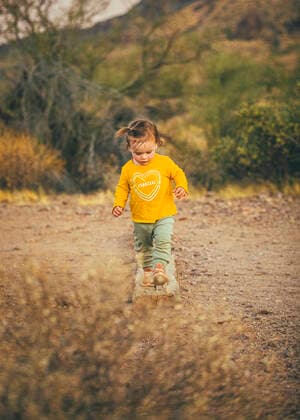 Creative Highlights Symbolbilder A kid is walking in Lost Dutchman State Park Phoenix, Arizona, United States CR_EVVA220812D-892005-01 ,model released, Symbolfoto