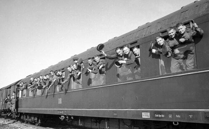 TRANSFER TO THE RESERVE 26626 19.08.1956 Soldiers transferred to the reserve leave Germany for home. Temin Sputnik Germany  Copyright: xTeminx