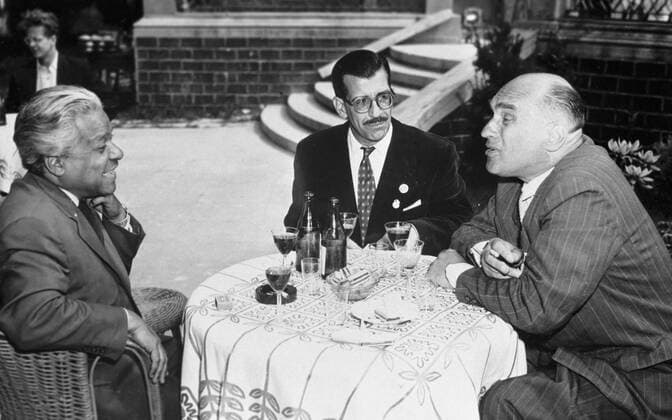 IWASZKIEWICZ VARELA GUILLEN 19717 20.08.1955 Famous Polish writer Jaroslaw Iwaszkiewicz right talks to Argentinian writer Alfred Varela center and Cuban poet Nicolas Guillen left . RIA Novosti Sputnik Warsaw Poland  Copyright: xRIAxNovostix