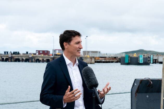 August 19, 2022, và les-de-la-Madeleine, Que, Canada: Prime Minister Justin Trudeau speaks during a visit to Les và les-de-la-Madeleine, Que., Friday, Aug. 19, 2022. New census data showing a decline in French in Canada is extremely troubling, the prime minister said, but he added that Ottawa still has a responsibility to protect linguistic minorities across the country öÄi including in Quebec. véles-de-la-Madeleine Canada - ZUMAc35_ 20220819_zaf_c35_002 Copyright: xNigelxQuinnx