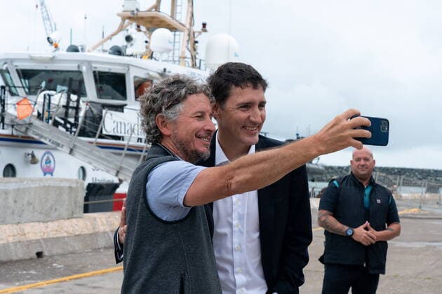 News Bilder des Tages August 19, 2022, và les-de-la-Madeleine, Que, Canada: Prime Minister Justin Trudeau stops for a photo during a visit to Les và les-de-la-Madeleine, Que., Friday, Aug. 19, 2022. New census data showing a decline in French in Canada is extremely troubling, the prime minister said, but he added that Ottawa still has a responsibility to protect linguistic minorities across the country öÄi including in Quebec. véles-de-la-Madeleine Canada - ZUMAc35_ 20220819_zaf_c35_006 Copyright: xNigelxQuinnx