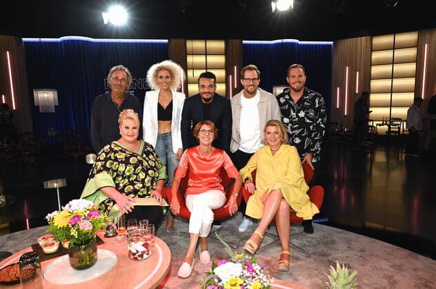 Die Gäste der WDR Talkshow Kölner Treff Hugo Egon Balder, l-r, Sabrina Weckerlin, Giovanni Zarrella,Dennis und Benni Wolter vorne sitzen l-r Daphne de Luxe, Moderatorin Bettina Böttinger, und Mirja Boes *** The guests of the WDR talk show Kölner Treff Hugo Egon Balder, l r, Sabrina Weckerlin, Giovanni Zarrella,Dennis and Benni Wolter sitting in front l r Daphne de Luxe, host Bettina Böttinger, and Mirja Boes