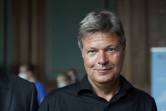 Stefan Wenzel, Parlamentarischer Staatssekretär 20.8.2022 Robert Habeck, Bundesminister für Wirtschaft und Klimaschutz, beim Tag der offenen Tür der Bundesregierung im Wirtschaftsministerium, beim unangekündigtem Rundgang Berlin Berlin GER *** Stefan Wenzel, Parliamentary State Secretary 20 8 2022 Robert Habeck, Federal Minister for Economic Affairs and Climate Protection, at the Federal Government Open Day at the Ministry of Economic Affairs, on an unannounced tour Berlin Berlin GER