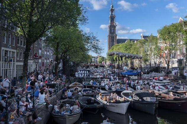 2022 08 20 18 46 19 AMSTERDAM Audience during the fortieth edition of the Prinsengracht concert Every year, more than 10,000 visitors listen to the free classical open air concert from their boats, window frames or from the quay Over the past two years, the concert has taken a different shape due to the corona measures that applied at the time A  Copyright: xx x453307841x originalFilename: 453307841.jpg