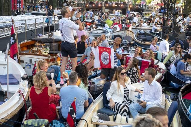 2022 08 20 19 05 57 AMSTERDAM Audience during the fortieth edition of the Prinsengracht concert Every year, more than 10,000 visitors listen to the free classical open air concert from their boats, window frames or from the quay Over the past two years, the concert has taken a different shape due to the corona measures that applied at the time A  Copyright: xx x453307842x originalFilename: 453307842.jpg