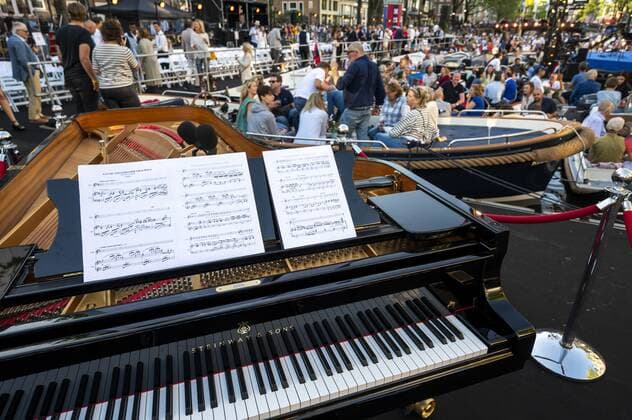 2022 08 20 19 22 55 AMSTERDAM Audience during the fortieth edition of the Prinsengracht concert Every year, more than 10,000 visitors listen to the free classical open air concert from their boats, window frames or from the quay Over the past two years, the concert has taken a different shape due to the corona measures that applied at the time A  Copyright: xx x453308041x originalFilename: 453308041.jpg