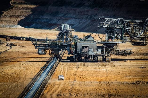 RWE stoppen! Rote Linie gegen Konzernmacht Aktion in Lützerath Blick auf den Braunkohletagebau. Am 20.8.2022 versammelten sich Klima-Aktivist*innen in Lützerath zu einer vom globalisierungskritischen Netzwerk Attac organisierten Rote Linie Aktion gegen die Kohleverstromung. -- General view on the Garzweiler surface mine. On August 20, 2022 climate activists gathered in Luetzerath, NRW, Germany to a so called Red Line action of the anti-globalization network Attac against the coal-based power generation. Lützerath NRW Deutschland Copyright: xLukasxSchulzxxxlukas.studiox