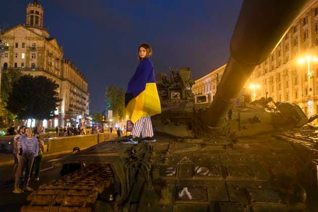 News Bilder des Tages Exhibition Of Destroyed Russian Military Vehicles On Khreshchatyk Street In Center Of Kyiv A girl with Ukrainian flag stands on a destroyed russian tank during an exhibition destroyed russian military vehicles on Khreshchatyk street in center of Kyiv, Ukraine, August 20, 2022. Kyiv Ukraine  Copyright: xMaxymxMarusenkox originalFilename: musienko-notitle220820_npWNG.jpg
