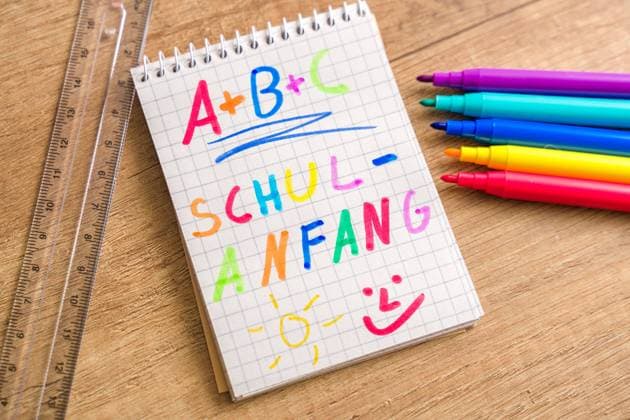 21 August 2022: Start of school, theme image, School begins! Start for children in the new school year. Colorful pencils, pencil case and a pad with colorful inscription: Start of school *** Schulanfang, Themenbild, Die Schule beginnt! Start für Kinder in das neue Schuljahr. Bunte Stifte, Mäppchen und ein Block mit Bunter Aufschrift: Schulanfang