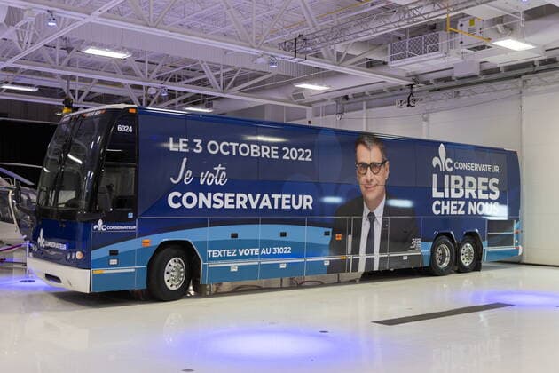 August 21, 2022, Quebec City, PQ, Canada: Conservative Party of Quebec bus is pictured at a political rally in Quebec City on Sunday August 21, 2022. Quebec City Canada  - ZUMAc35_ 20220821_zaf_c35_002 Copyright: xFrancisxVachonx
