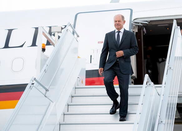 August 21, 2022, Montreal, PQ, Canada: German Chancellor Olaf Scholz disembarks from his plane as he arrives for a three day visit of Canada in Montreal, Sunday, August 21, 2022. Montreal Canada  - ZUMAc35_ 20220821_zaf_c35_035 Copyright: xGrahamxHughesx