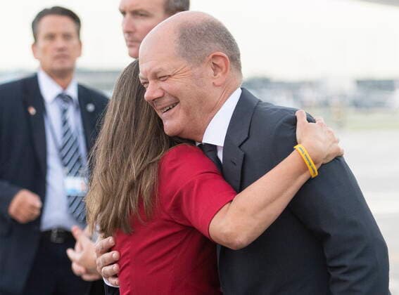 News Bilder des Tages August 21, 2022, Montreal, PQ, Canada: German Chancellor Olaf Scholz is greeted by Deputy Prime Minister Chrystia Freeland as he arrives for a three day visit of Canada in Montreal, Sunday, August 21, 2022. Montreal Canada  - ZUMAc35_ 20220821_zaf_c35_040 Copyright: xGrahamxHughesx