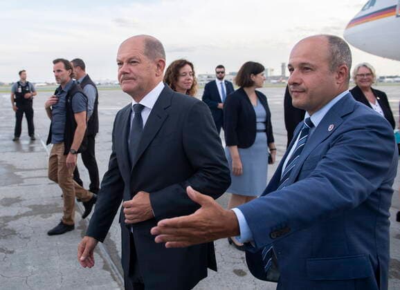 August 21, 2022, Montreal, PQ, Canada: German Chancellor Olaf Scholz arrives for a three day visit of Canada in Montreal, Sunday, August 21, 2022. Montreal Canada  - ZUMAc35_ 20220821_zaf_c35_042 Copyright: xGrahamxHughesx