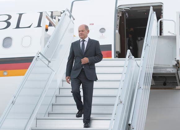 August 21, 2022, Montreal, PQ, Canada: German Chancellor Olaf Scholz disembarks from his plane as he arrives for a three day visit of Canada in Montreal, Sunday, August 21, 2022. Montreal Canada  - ZUMAc35_ 20220821_zaf_c35_045 Copyright: xGrahamxHughesx