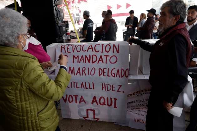 August 21, 2022, Mexico City, Mexico City, Mexico: August 21, 2022, Mexico City, Mexico: A person puts the vote inside the Ballot box during the the revocation of the mandate of the president and the secretary of the National Regeneration Movement party, Mario Delgado and Citlali Herno¡ndez during the Second National Assembly of the party at the Monument to the Revolution in Mexico City. on August 21, 2022 in Mexico City, Mexico. Mexico City Mexico - ZUMAe321 20220821_zia_e321_006 Copyright: xLuisxBarronx xEyepixxGroupx