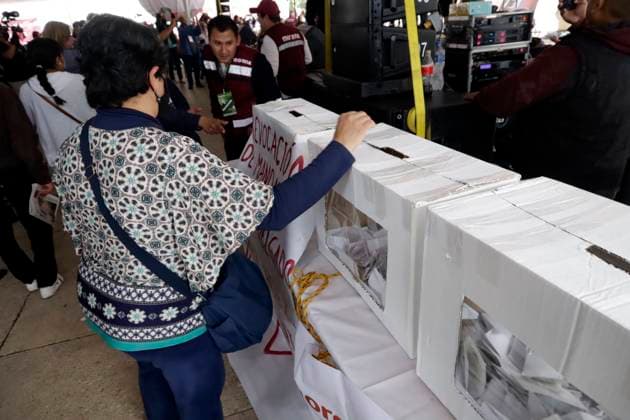 August 21, 2022, Mexico City, Mexico City, Mexico: August 21, 2022, Mexico City, Mexico: A person puts the vote inside the Ballot box during the the revocation of the mandate of the president and the secretary of the National Regeneration Movement party, Mario Delgado and Citlali Herno¡ndez during the Second National Assembly of the party at the Monument to the Revolution in Mexico City. on August 21, 2022 in Mexico City, Mexico. Mexico City Mexico - ZUMAe321 20220821_zia_e321_008 Copyright: xLuisxBarronx xEyepixxGroupx