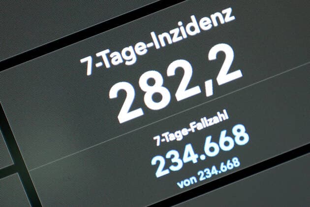 RKI dashboard, 7 day incidence is now 282.2 7 day incidence, RKI dashboard on a monitor on 22 08 2022 in Siegen Germany.