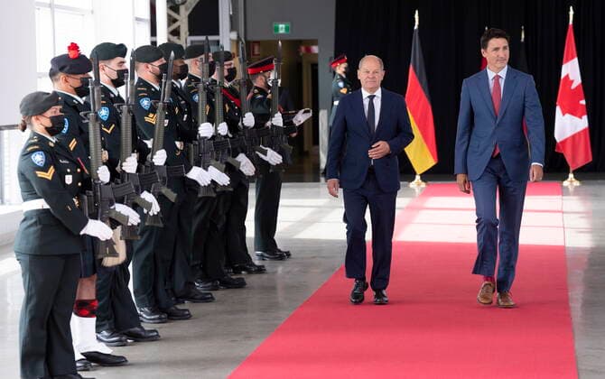 August 22, 2022, Montreal, PQ, Canada: Prime Minister Justin Trudeau and German Chancellor Olaf Scholz walk past an honour guard in Montreal on Monday, August 22, 2022. Montreal Canada  - ZUMAc35_ 20220822_zaf_c35_007 Copyright: xPaulxChiassonx