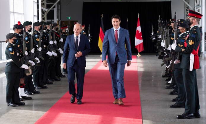 August 22, 2022, Montreal, PQ, Canada: Prime Minister Justin Trudeau and German Chancellor Olaf Scholz walk past an honour guard in Montreal on Monday, August 22, 2022. Montreal Canada  - ZUMAc35_ 20220822_zaf_c35_008 Copyright: xPaulxChiassonx