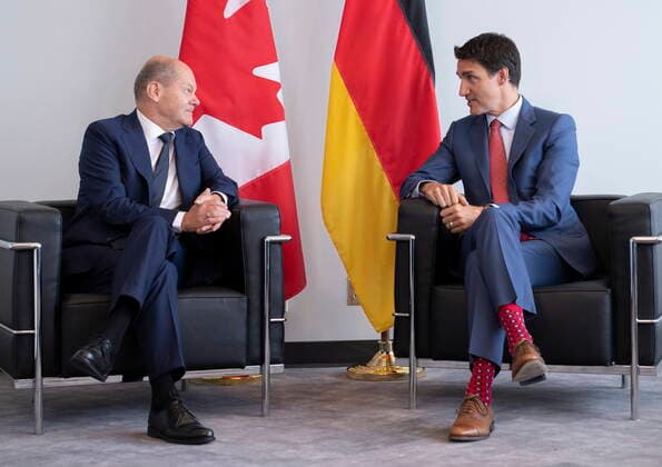 August 22, 2022, Montreal, PQ, Canada: Prime Minister Justin Trudeau and German Chancellor Olaf Scholz chat prior to a meeting in Montreal on Monday, August 22, 2022. Montreal Canada  - ZUMAc35_ 20220822_zaf_c35_010 Copyright: xPaulxChiassonx