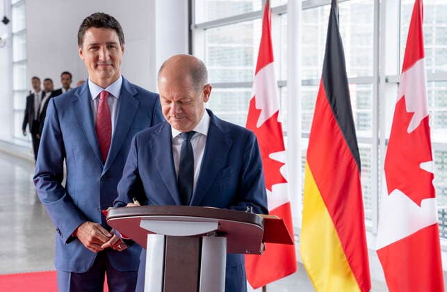 August 22, 2022, Montreal, PQ, Canada: German Chancellor Olaf Scholz signs a guest book as Prime Minister Justin Trudeau looks on in Montreal on Monday, August 22, 2022. Montreal Canada  - ZUMAc35_ 20220822_zaf_c35_011 Copyright: xPaulxChiassonx