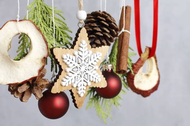 Detail of Christmas home decoration with thuja twigs, baubles and dried apples. Festive decor  BEW1DB1C8AD