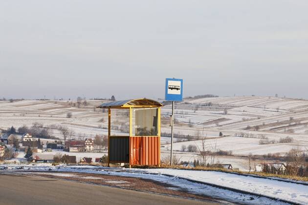 IMAGO Creative: Gesellschaft, Mobilität auf dem Land Vintage bus stop on a country road among fields, away from the village.  BEW1DB1C94D
