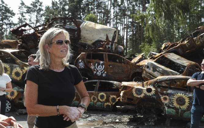 2022-08-22 11:59:05 Minister of Defense Kajsa Ollongren, attends her visit to the cemetery of damaged civilian cars in the city of Irpin near Kyiv, Ukraine, 22 August 2022. Dutch Ministers of Foreign Trade and Development Liesje Schreinemacher and Minister of Defense Kajsa Ollongren visit Kyiv and suraund cities to meet with Ukrainian officials. Irpin as well as other towns and villages in the northern part of the Kyiv region became battlefields and were heavily shelled when Russian troops tried to reach the Ukrainian capital Kyiv in February and March 2022. netherlands out - belgium out *** 2022 08 22 11 59 05 Minister of Defense Kajsa Ollongren, attends her visit to the cemetery of damaged civilian cars in the city of Irpin near Kyiv, Ukr  Copyright: xx x453382086x originalFilename: 453382086.jpg