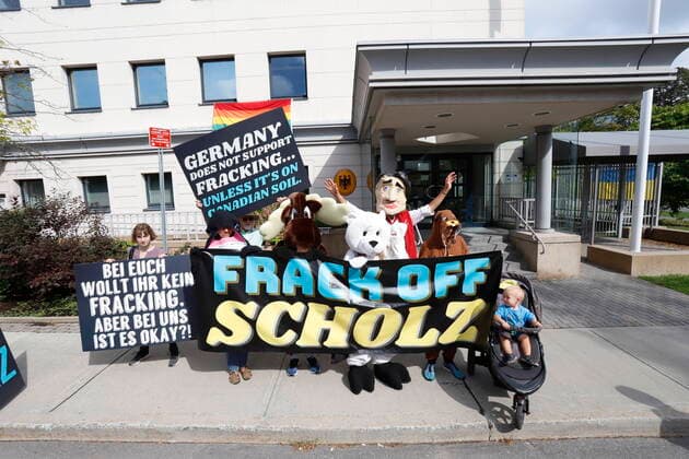Bilder des Jahres 2022, News 08 August News Themen der Woche KW34 News Bilder des Tages August 22, 2022, Ottawa, ON, Canada: Concerned Canadians gathered outside the German Embassy in Ottawa on Monday, August 22, to urge German Chancellor Olaf Scholz to reject any proposals for LNG export terminals on CanadaöÄÃ s East Coast that would carry fracked gas. Protestors pointed out the hypocrisy of GermanyöÄÃ s apparent willingness to accept fracked gas from Canada, despite the European nation s ban on domestic fracked gas. The Canadian Press Images PHOTO Ottawa Canada  - ZUMAc35_ 20220822_zaf_c35_020 Copyright: xPatrickxDoylex