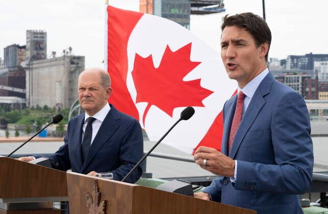 News Bilder des Tages August 22, 2022, Montreal, PQ, Canada: Prime Minister Justin Trudeau responds to a question next to German Chancellor Olaf Scholz during a news conference in Montreal on Monday, August 22, 2022. Montreal Canada  - ZUMAc35_ 20220822_zaf_c35_022 Copyright: xPaulxChiassonx