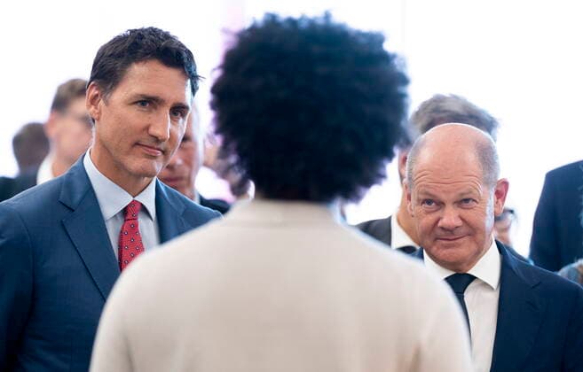 August 22, 2022, Montreal, PQ, Canada: Prime Minister Justin Trudeau and German Chancellor Olaf Scholz meet with a researcher at Mila, a Quebec Artificial Intelligence Institute, in Montreal on Monday, August 22, 2022. Montreal Canada  - ZUMAc35_ 20220822_zaf_c35_038 Copyright: xPaulxChiassonx