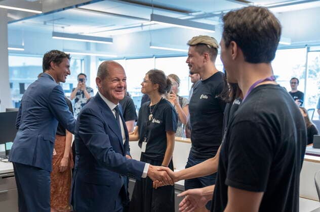 August 22, 2022, Montreal, PQ, Canada: Prime Minister Justin Trudeau and German Chancellor Olaf Scholz meet with researchers at Mila, a Quebec Artificial Intelligence Institute, in Montreal on Monday, August 22, 2022. Montreal Canada  - ZUMAc35_ 20220822_zaf_c35_039 Copyright: xPaulxChiassonx